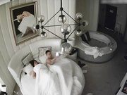 情趣酒店豪华房偷拍非常能干的眼镜男床上干到浴缸站着快速抽插