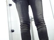 商场排队厕拍系列1 妹子的红内裤很是扎眼 人也长的漂亮