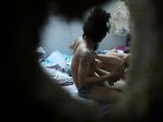 偷拍同租屋內老公給漂亮媳婦擦奶洗腳貌似被發現了