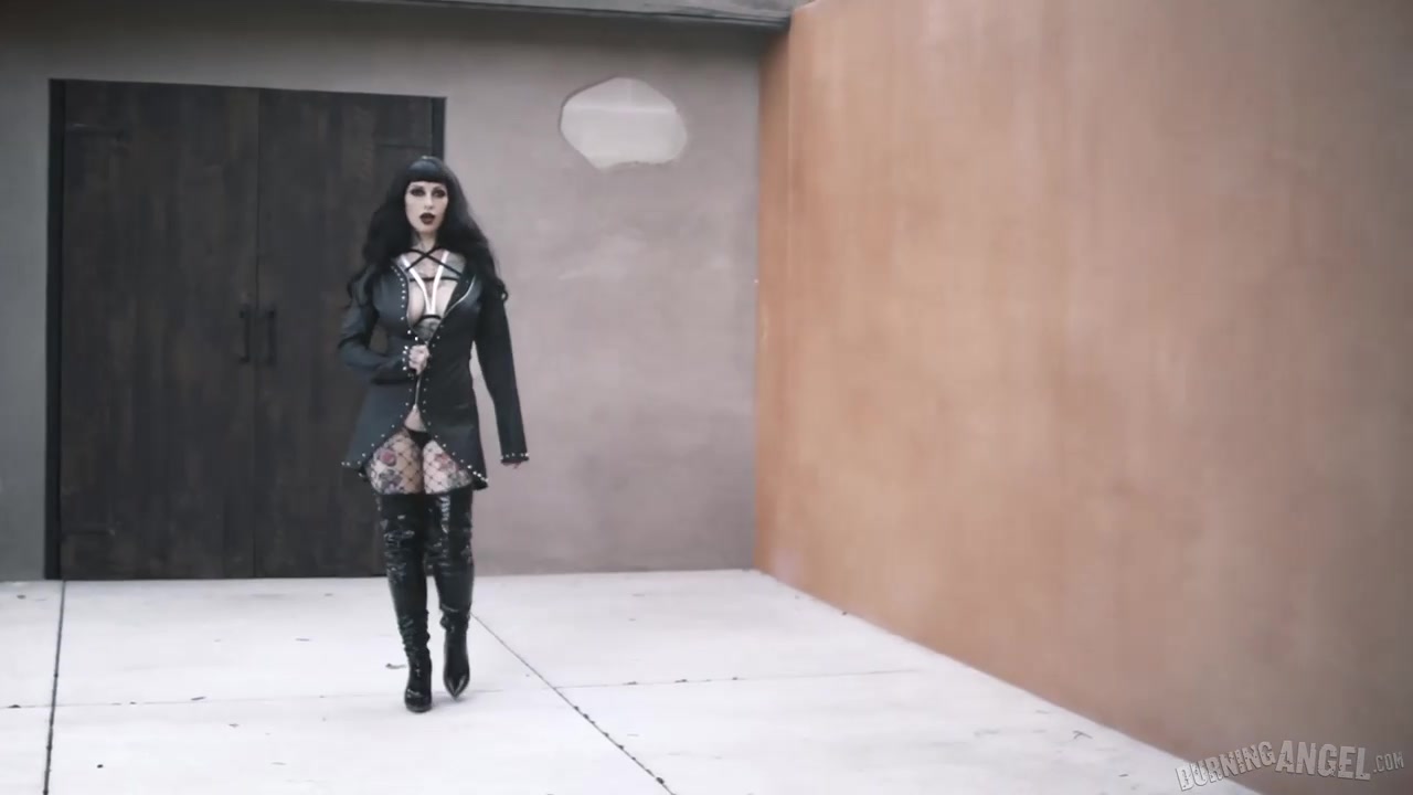 让又大又硬的肉棒插入网衣美人油光光的肉穴