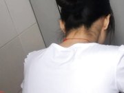 周末去网吧上网尾随几个妹子进女厕偷窥距离太近了差点被妹子发现