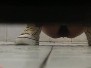 周末去网吧上网尾随几个妹子进女厕偷窥距离太近了差点被妹子发现