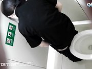 最新流出技术大神暗藏国内某高级商场女卫隔间多视角拍脸又拍下面专挑美女下手还敢俯拍屌爆了1080P超清