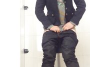 商场排队厕拍打扮时髦的年轻小姐姐下面有点黑