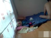 两对夫妻带着孩子玩换妻啪啪啪游戏小宝贝围观中间