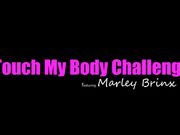 国外大妞红布蒙上眼睛玩游戏沙发上道具插BB大屌后入猛插