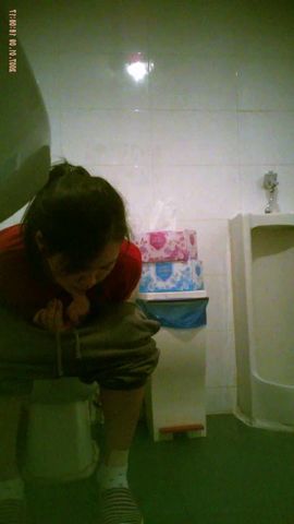 健身俱乐部偷拍来跳健美操的少妇有几个身材还可以