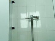 厕所偷拍眼睛的萌妹子一脸心事的样子