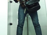 厕所偷拍眼睛的萌妹子一脸心事的样子