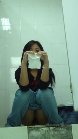 厕所偷拍眼睛的萌妹子一脸心事的样子