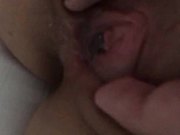 性奴芝芝身体写满淫词嘴里含道具被内射白嫩肥逼