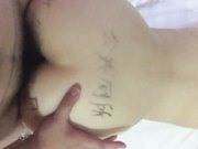 性奴芝芝身体写满淫词嘴里含道具被内射白嫩肥逼