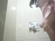 商场厕拍系列妹子边笑边尿还像搓澡一样抹下面