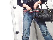 商场排队厕拍系列妹子一边尿尿一边补妆像是去约会