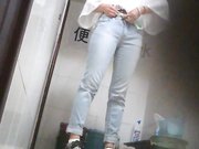 大学女厕所偷拍美女喜欢倒着尿尿