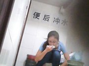 大学女厕所偷拍美女喜欢倒着尿尿