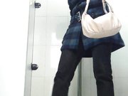 商场排队厕拍黄衣服的小姐姐长的真好看