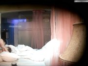 白皙性感的美女换上铁链情趣服后再操她