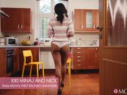 童贞儿子在厨房里让继母骚穴流精.