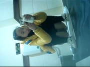 国内某超市公共女厕偷拍烟瘾很大的少妇抽烟的样子