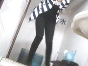 大学女厕所系列身材瘦弱的妹子一脸的清纯