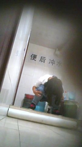 大学女厕所系列身材瘦弱的妹子一脸的清纯