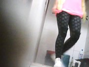 大学女厕所系列短发美女尿完对着镜子整理内裤一看就是个骚货