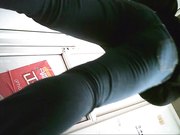 高校女厕近距离双镜头偷拍红衣妹子不怕冷大冷天穿肉丝