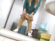 大学女厕所系列金发妹子一边上厕所一边抠牙胸还挺大