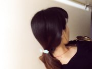 潜入电影院女厕偷窥白色连衣裙女神美眉尿很急