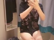 双马尾小萝莉对着镜子仔细端详自己的裸体