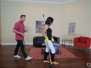 花钱操一次家里性感的女清洁工.