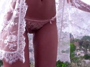 娇小美女品尝粗如手臂的大黑屌