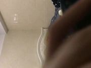 伪娘装扮成女人在家接客小伙没干几分钟就射了