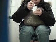 商场排队厕拍系列黑丝皮裤妹子下面很干净难得一见的名器