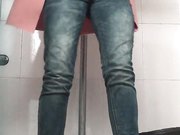 商场排队厕拍系列妹子一脸倦容像是昨晚没睡好