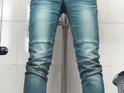 商场排队厕拍系列妹子一脸倦容像是昨晚没睡好