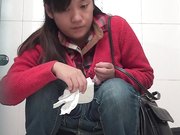 商场排队厕拍系列妹子一脸倦容像是昨晚没睡好