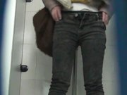 商场排队厕拍系列对白有趣姐姐说她天冷一般都是穿短毛衣