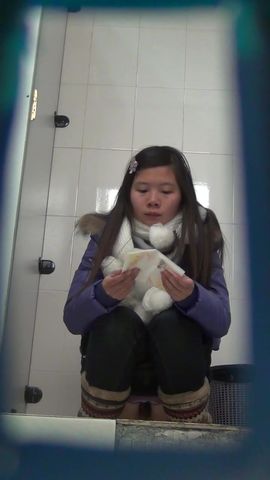 商场排队厕拍系列对白有趣姐姐说她天冷一般都是穿短毛衣