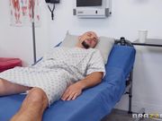 让病人大鸡巴一柱擎天的巨乳女护士.