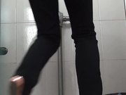 商场排队厕拍系列妹子的两条大白腿很是赏心悦目