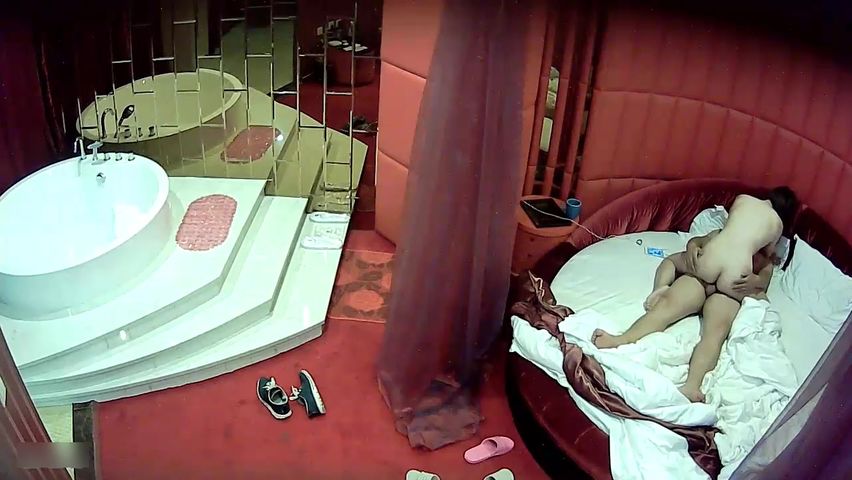 公司眼镜副总与干练短发女策划开房搞破鞋高潮尖叫