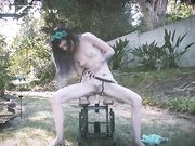 俄罗斯苗条美女露天用神器自慰 我居然没见过这种道具