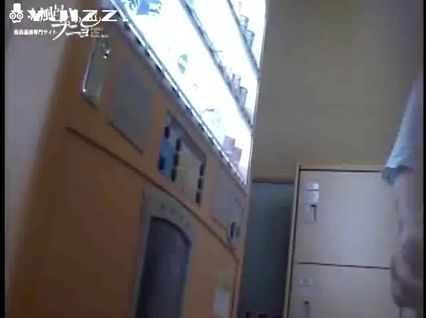 公共浴池更衣室大胆偷拍 眼都看花了