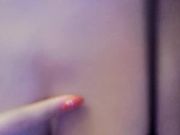 黑丝人妻自慰不过瘾 对着镜子抠骚逼