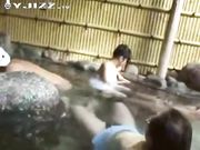 同学聚会 饭后大胆尝试混浴温泉 极品班花被痴汉舔了屄