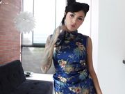 花臂纹身巨乳妹子旗袍诱惑沙发上道具自慰