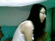 黑客打开摄像头 偷窥女大学生宿舍 感觉是在看片 妹子忍不住的摸下面