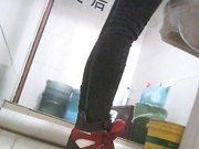 大学女厕所系列可爱的妹子带个可爱的帽子